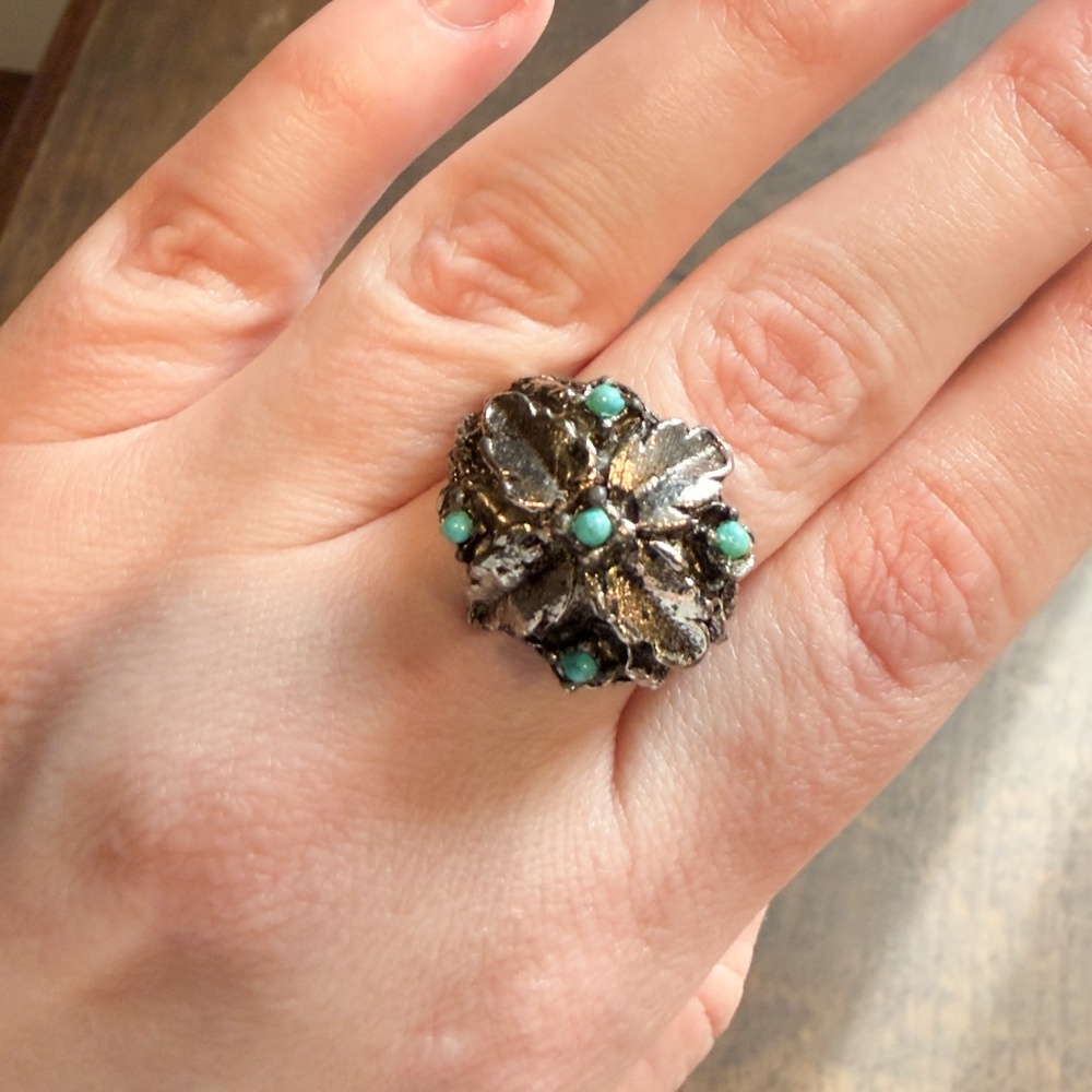 Vintage Brutalist Silver floral motif ring with turquoise accents